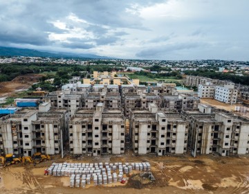 Funcionarios supervisan avances en construcci&oacute;n del proyecto &ldquo;Mi Vivienda Los Salados&rdquo;