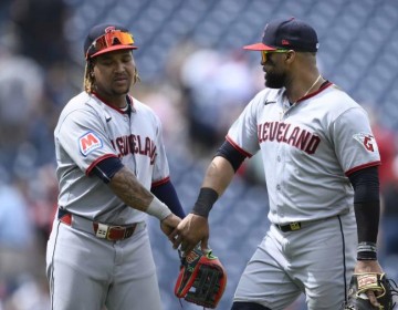 Carlos Santana empuja tres en victoria de los Guardianes sobre Nacionales
