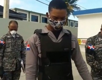 Polic&iacute;as en Nagua oran antes de salir a patrullar en el toque de queda