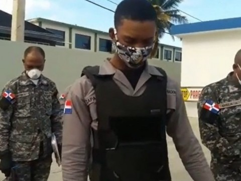 Polic&iacute;as en Nagua oran antes de salir a patrullar en el toque de queda