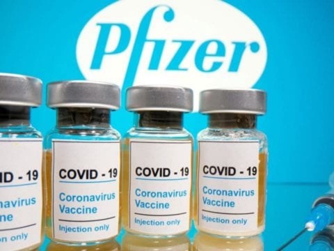Pfizer dice dos dosis de su vacuna pueden no brindar protecci&oacute;n ante &oacute;micron, pero tres la neutralizan