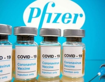 Pfizer dice dos dosis de su vacuna pueden no brindar protecci&oacute;n ante &oacute;micron, pero tres la neutralizan
