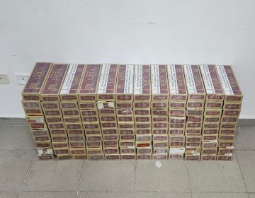 Polic&iacute;a Nacional junto al Ministerio P&uacute;blico ocupa 24,000 cigarrillos il&iacute;citos durante operativo en colmado de SDE