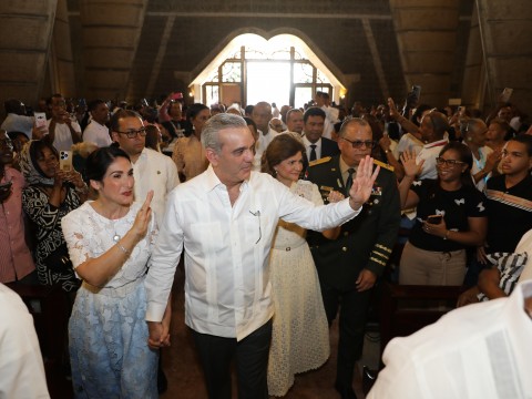 Presidente Abinader, acompa&ntilde;ado de su esposa, la primera dama Raquel Arbaje y de la vicepresidenta Raquel Pe&ntilde;a, participa en misa por D&iacute;a de Nuestra Se&ntilde;ora de La Altagracia
