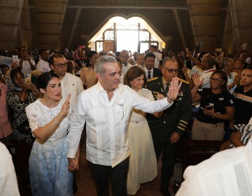 Presidente Abinader, acompa&ntilde;ado de su esposa, la primera dama Raquel Arbaje y de la vicepresidenta Raquel Pe&ntilde;a, participa en misa por D&iacute;a de Nuestra Se&ntilde;ora de La Altagracia