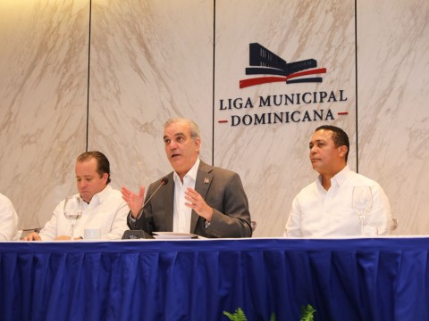 Presidente Abinader anuncia RD$4,000 millones para aceras y contenes en todo el pa&iacute;s