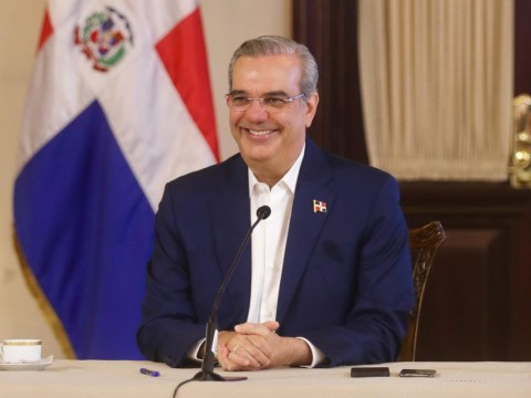 Presidente Abinader dona su salario en 2024 a causas sociales de alto impacto