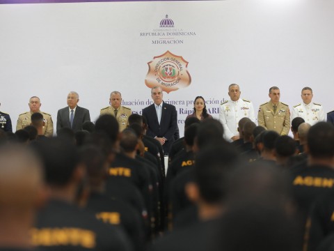 Presidente Abinader encabeza graduaci&oacute;n de 160 nuevos agentes para interdicci&oacute;n migratoria de la DGM y entrega 60 veh&iacute;culos para el incremento de operativos