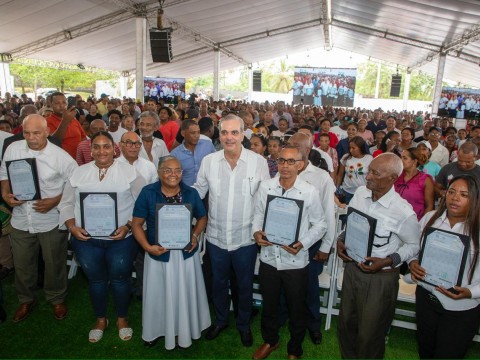 Presidente Abinader entrega 3,100 t&iacute;tulos de propiedad, de un total de 5,636, a familias en Palmarejo-Villa Linda