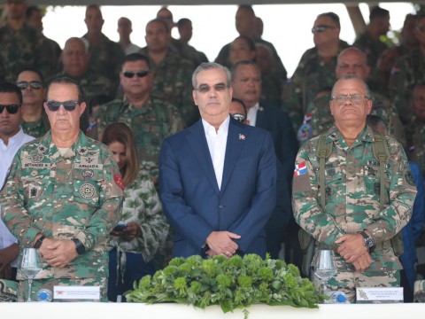 Presidente Abinader entrega 44 nuevos veh&iacute;culos al Ej&eacute;rcito, que incrementan capacidad de movilidad en 1,200 soldados m&aacute;s a cualquier punto del pa&iacute;s