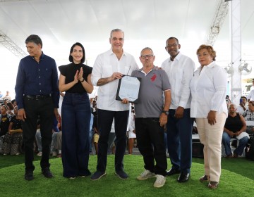 Presidente Abinader entrega 708 t&iacute;tulos de propiedad en Batey Palav&eacute; que beneficiar&aacute;n a 2,832 personas