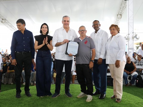 Presidente Abinader entrega 708 t&iacute;tulos de propiedad en Batey Palav&eacute; que beneficiar&aacute;n a 2,832 personas