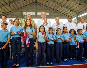 Presidente Abinader fortalece espacios deportivos escolares con inauguraci&oacute;n de cancha techada en Centro Educativo Blanca Mascar&oacute; en Licey al Medio