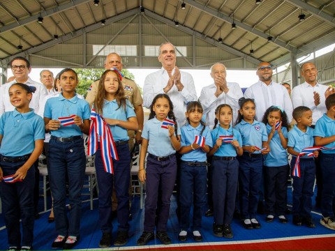 Presidente Abinader fortalece espacios deportivos escolares con inauguraci&oacute;n de cancha techada en Centro Educativo Blanca Mascar&oacute; en Licey al Medio