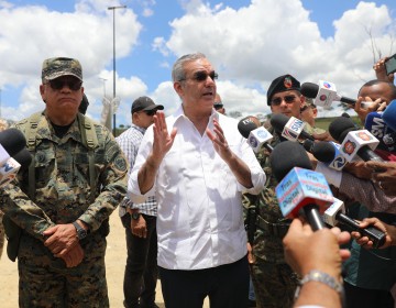 Presidente Abinader llama a tropas a ser "los ojos de la patria en la frontera", supervisa valla perimetral y garantiza seguridad nacional