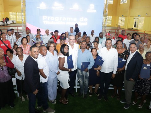Presidente Abinader inicia programa de titulaci&oacute;n municipal en Monte Plata con la entrega de1,400 certificados que beneficiar&aacute; 5,600 personas