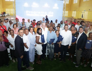 Presidente Abinader inicia programa de titulaci&oacute;n municipal en Monte Plata con la entrega de1,400 certificados que beneficiar&aacute; 5,600 personas