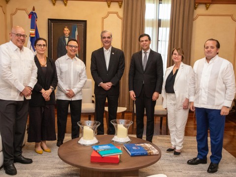 Presidente Abinader recibe a Michel Camilo y autoridades del Berklee College of Music