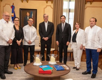 Presidente Abinader recibe a Michel Camilo y autoridades del Berklee College of Music