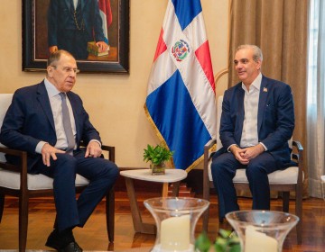 Presidente Abinader recibe al canciller ruso Sergu&eacute;i Lavrov en el Palacio Nacional