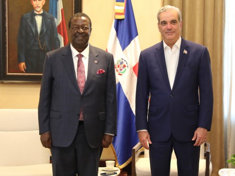 Presidente Abinader recibe una visita de cortes&iacute;a del canciller y primer secretario del gabinete de Kenia, Musalia Mudavadi