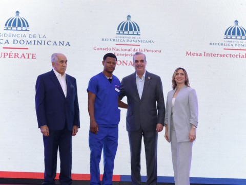 Presidente Luis Abinader designa oficialmente a 90 personas cuidadoras en Conape