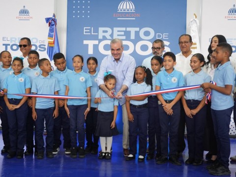 Presidente Luis Abinader entrega dos techados de cancha en centros educativos de Santiago Rodr&iacute;guez