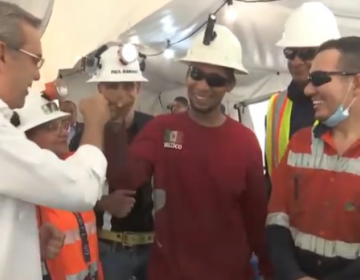 Rescatan trabajadores tras 10 d&iacute;as atrapados en mina Cerro Maim&oacute;n