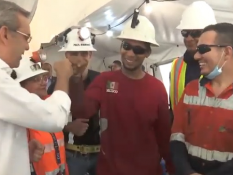 Rescatan trabajadores tras 10 d&iacute;as atrapados en mina Cerro Maim&oacute;n