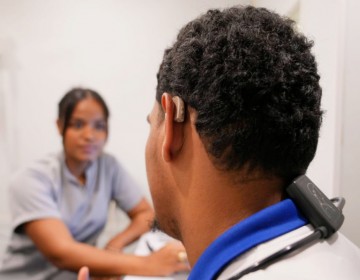 INABIE cambia la vida de estudiantes con deficiencias auditivas
