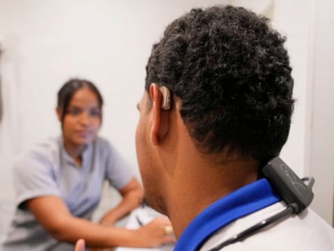 INABIE cambia la vida de estudiantes con deficiencias auditivas