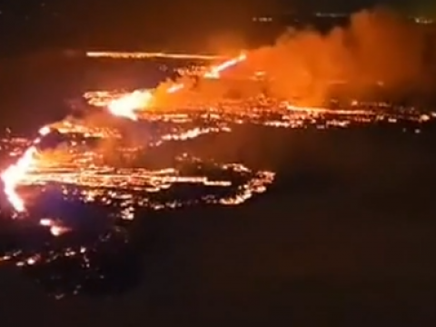 Erupci&oacute;n volc&aacute;nica al norte de Grindav&iacute;k, Islandia