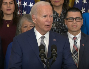 Biden allana la regularizaci&oacute;n de cientos de miles de migrantes