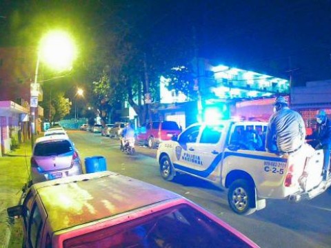 Polic&iacute;a realiza las primeras detenciones durante el toque de queda