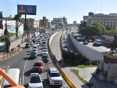 Tr&aacute;nsito en la 27 de Febrero con M&aacute;ximo G&oacute;mez fluye con cierta normalidad este jueves