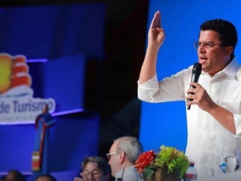 Gobierno presenta Plan de Ordenamiento a vendedores informales en 25 playas del pa&iacute;s.