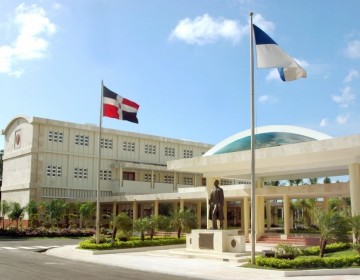 Profesores UASD no iniciar&aacute;n clases virtuales el lunes en demanda de aumento de 40% del salario