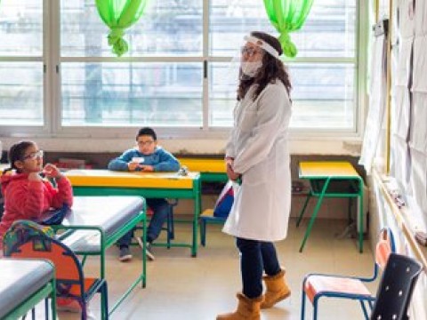 OMS: Vuelta al colegio ser&aacute; segura si la transmisi&oacute;n local del virus es baja 