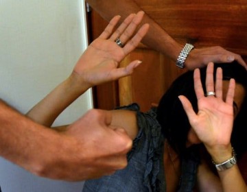 Hombre golpea su pareja hasta llevarla a caer de un segundo piso