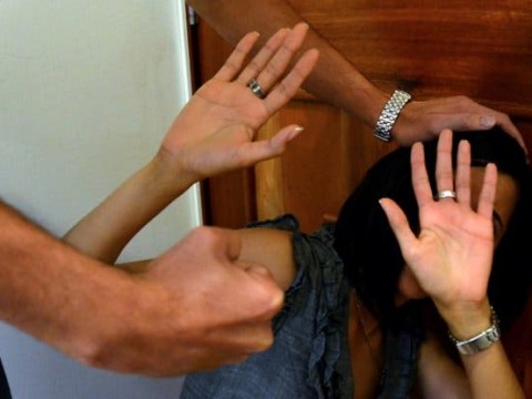 Hombre golpea su pareja hasta llevarla a caer de un segundo piso