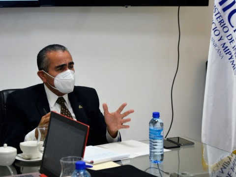 Director regional norte del MICM visita emprendedor de la industria del reciclaje