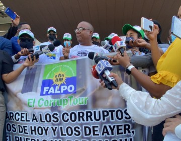 FALPO protesta frente a Procuradur&iacute;a: &lsquo;&rsquo;A la c&aacute;rcel Jean Alain por corrupto y charlat&aacute;n&rsquo;&rsquo;