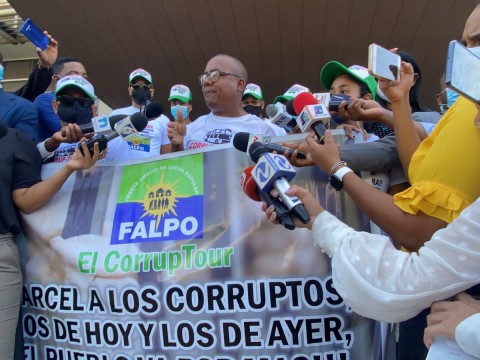 FALPO protesta frente a Procuradur&iacute;a: &lsquo;&rsquo;A la c&aacute;rcel Jean Alain por corrupto y charlat&aacute;n&rsquo;&rsquo;