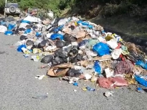 &iexcl;Ins&oacute;lito! Camiones de Alcald&iacute;a de Ocoa llenan de basura carretera que da acceso al Pinar