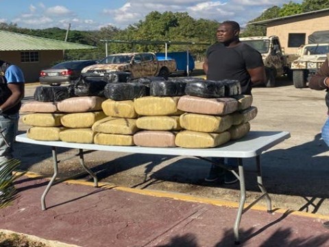 Apresan hombre con 41 pacas de marihuana
