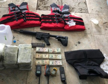 DNCD apresa dos e incauta 15 paquetes de coca&iacute;na, dinero y fusil en finca de SPM