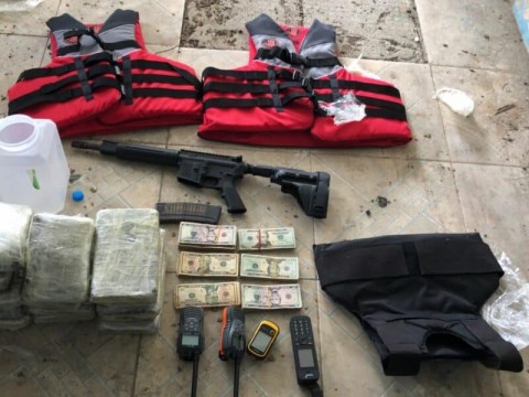 DNCD apresa dos e incauta 15 paquetes de coca&iacute;na, dinero y fusil en finca de SPM