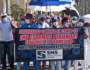Enfermeras del hospital Luis Eduardo Aybar reclaman nombramientos frente al Palacio Nacional