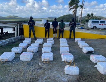 Autoridades ocupan 659 paquetes de cocaína y apresan tres personas