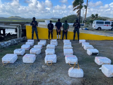 Autoridades ocupan 659 paquetes de coca&iacute;na y apresan tres personas